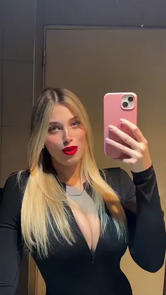 Camm_landi Deep V Bodysuit Tease OnlyFans Video Leaked