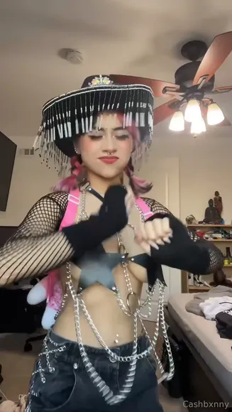 Cashbxnny Chained Bra Tease OnlyFans Video Leaked