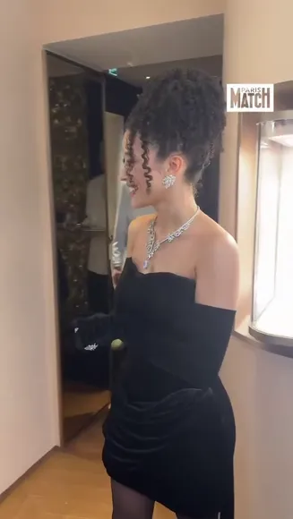 Chase.infiniti Black Velvet Dress Pose OnlyFans Video Leaked