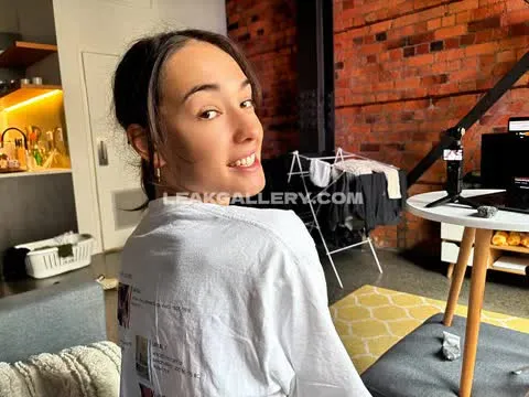Cheekymz Casual White Tee Pose OnlyFans Photo Leaked