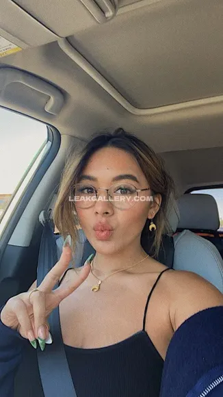 Chellchee Strapless Top Pout OnlyFans Photo Leaked