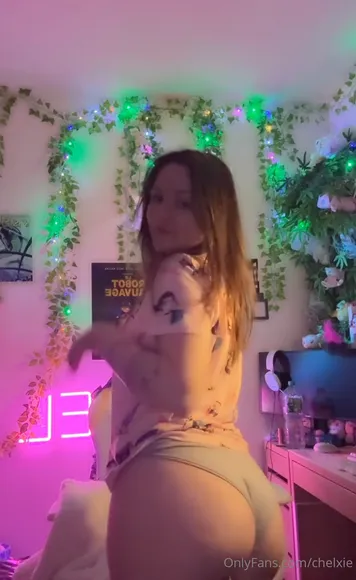 chelxie video thumbnail