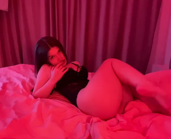 Chilllays Legs Spread On Bed OnlyFans Video Leaked