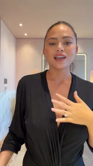 Chrissy_teigen Deep V Neck Tease OnlyFans Video Leaked