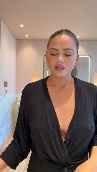 Chrissy_teigen Deep V Neck Tease OnlyFans Video Leaked