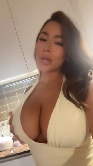 Chromazz Low-Cut Top Tease OnlyFans Video Leaked