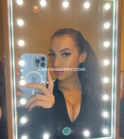Claraatwork Mirror Selfie Tease OnlyFans Photo Leaked