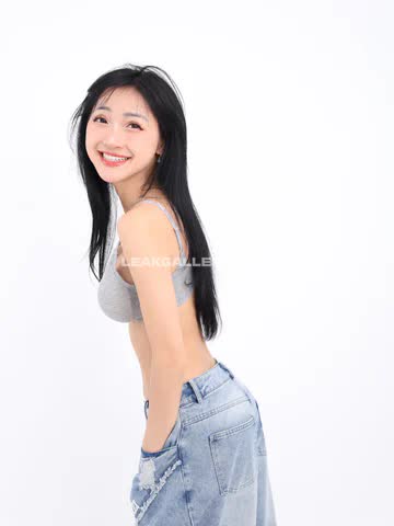 Claradao Gray Bra And Jeans OnlyFans Photo Leaked