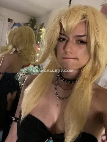 Clownhop Black Strapless Top Tease OnlyFans Photo Leaked