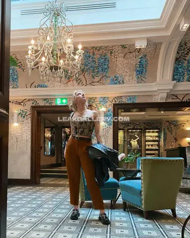 Co_mill High-Waisted Pants Pose OnlyFans Photo Leaked