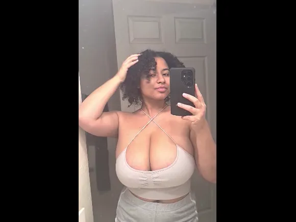 Coco Deep Cleavage Selfie Pose OnlyFans Video Leaked