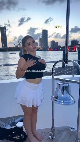 Cocotte Black Crop Top Pose OnlyFans Photo Leaked