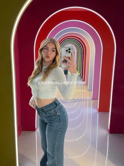 Cocotte Crop Top Hip Pose OnlyFans Photo Leaked