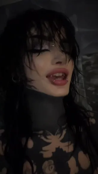 Comeovwhenursober Wet Hair Lip Piercing OnlyFans Video Leaked