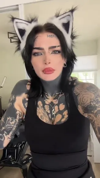 Comeovwhenursober Tattooed Body In Black Top OnlyFans Video Leaked