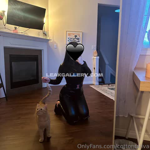Cottontailva Kneeling in Latex Bodysuit OnlyFans Photo Leaked