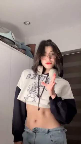 Criseldalvarez Crop Top Belly Reveal OnlyFans Video Leaked
