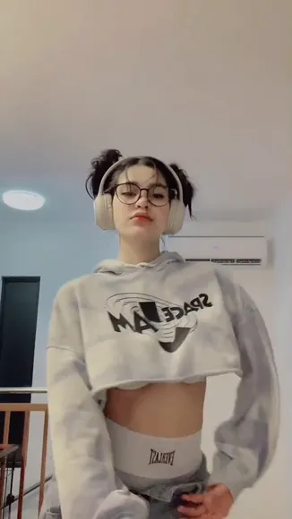 Criseldalvarez Crop Hoodie Belly Tease OnlyFans Video Leaked