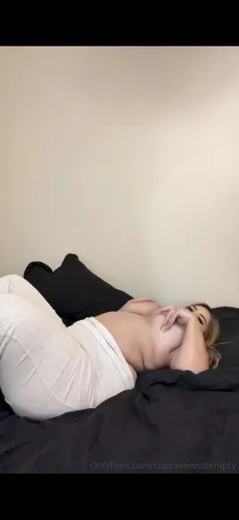 Cupcakeenotempty Topless Bed Tease OnlyFans Video Leaked