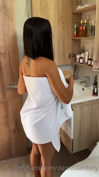 Danielalotus Towel Drop Ass Tease OnlyFans Video Leaked