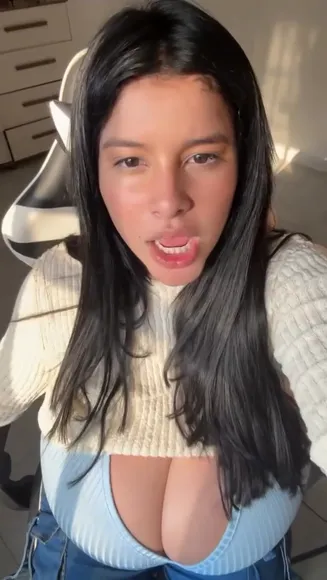 Danielasys7 Low-Cut Top Tease OnlyFans Video Leaked