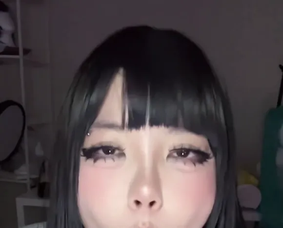 Daph Close-Up Face Tease OnlyFans Video Leaked