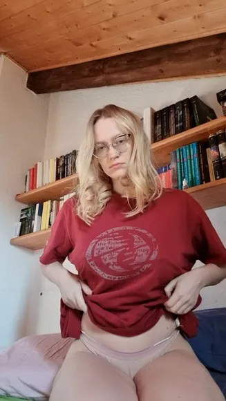 Daphnelu Tits Out T-Shirt Tease OnlyFans Video Leaked