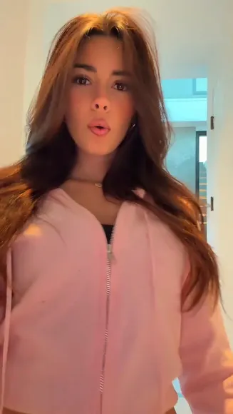 Darlaclaire Pink Zip-Up Tease OnlyFans Video Leaked