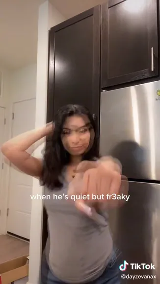 Dayzevana Gray V-Neck Tease OnlyFans Video Leaked