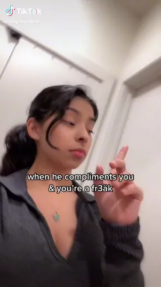 Dayzevana Deep V-Neck Tease OnlyFans Video Leaked