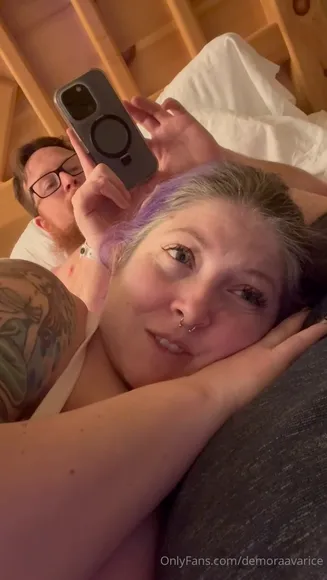Demoraavarice Topless Pillow Hug OnlyFans Video Leaked