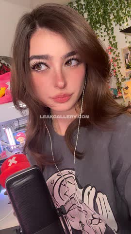 Deputyaruuu Gray Graphic Sweatshirt OnlyFans Photo Leaked