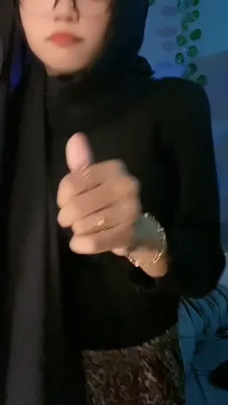 Deraangela Hijab Tease With Glasses OnlyFans Video Leaked