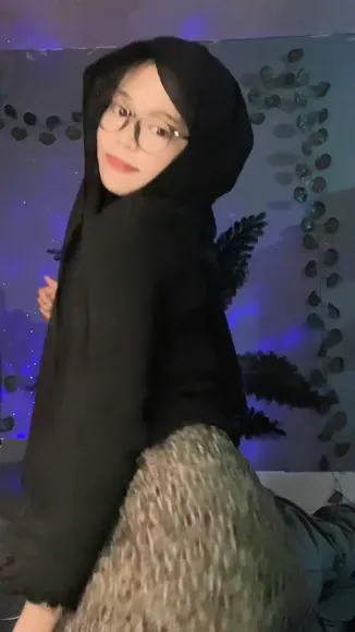 Deraangela Hoodie And Glasses Tease OnlyFans Video Leaked