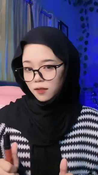 Deraangela Hijab And Glasses Tease OnlyFans Video Leaked