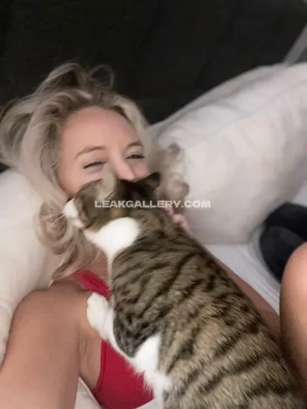 Destinynoell Red Bra Cuddling Cat OnlyFans Photo Leaked