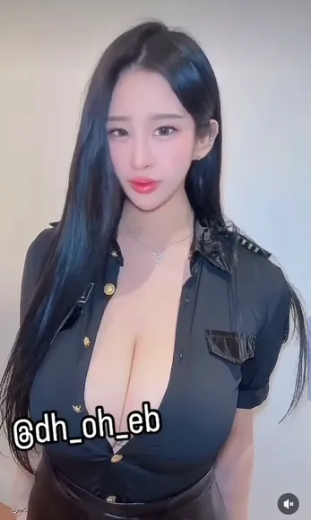 Dh_oh_eb Deep V-Neck Shirt Tease OnlyFans Video Leaked
