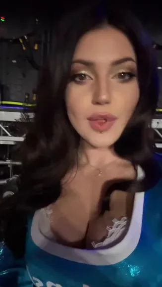 Djarii Low-Cut Top Tease OnlyFans Video Leaked