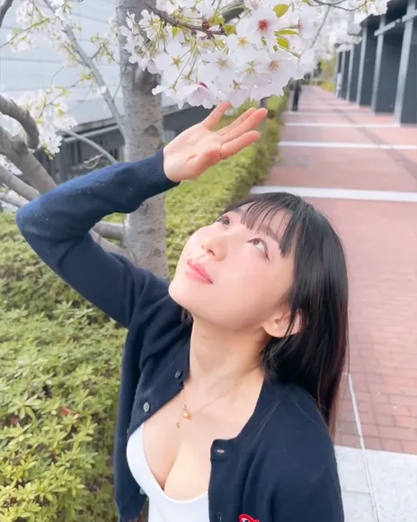 Djhenney White Bra Under Cardigan OnlyFans Video Leaked