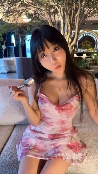 Djhenney Floral Dress Dining Tease OnlyFans Video Leaked