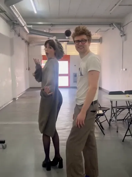 Doddleoddle Oversized Sweater Tease OnlyFans Video Leaked