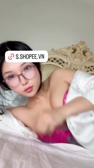 Duyenn.hipp Pink Lace Bra Tease OnlyFans Video Leaked