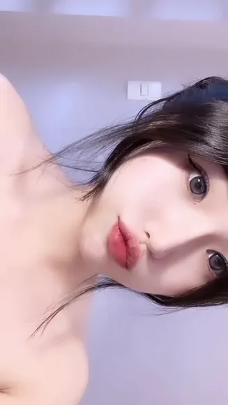 Duyenn.hipp Rainbow Bikini Back View OnlyFans Video Leaked