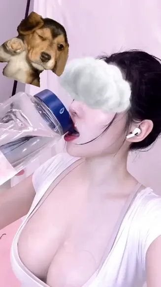 Duyenn.hipp Deep V Neck Sip OnlyFans Video Leaked