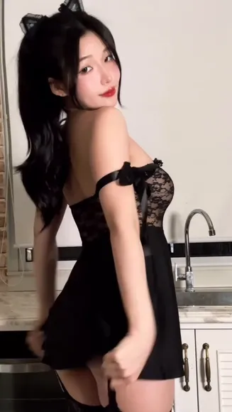 Duyenn.hipp Lace Bodysuit Strut OnlyFans Video Leaked