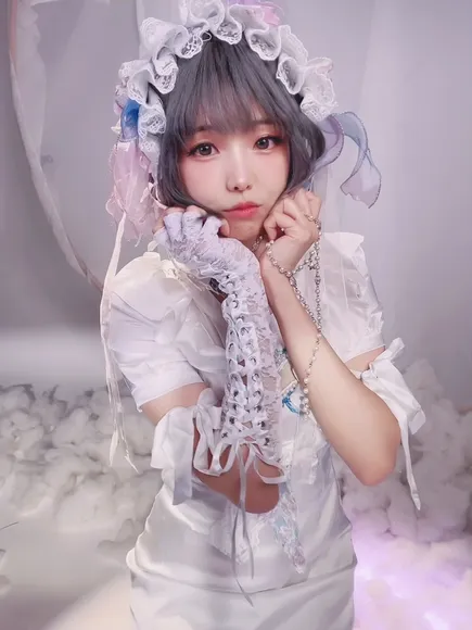 Eeelyeee Lace Gloves Tease OnlyFans Video Leaked