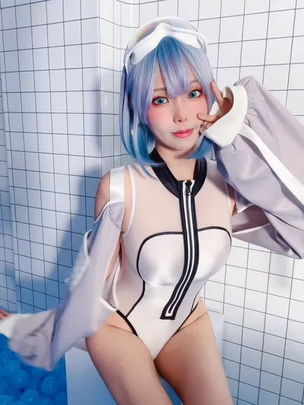 Eeelyeee Bodysuit With Open Shoulders OnlyFans Video Leaked