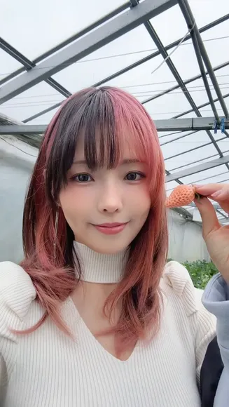 Eeelyeee Strawberry Play Tease OnlyFans Video Leaked