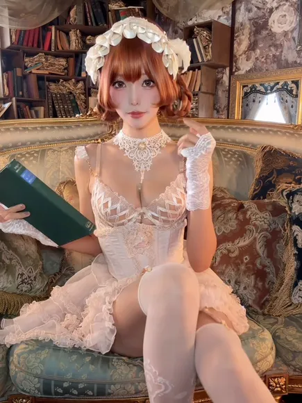 Eeelyeee Lace Bra Tease OnlyFans Video Leaked
