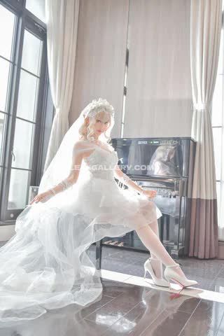 Eeelyeee White Wedding Gown Pose OnlyFans Photo Leaked